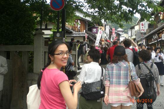 ระหว่างทางเดินไปที่วัด มีร้านขายของที่ระลึก ขนม ไอศครีม และอาหารพื้นเมือง เยอะแยะ