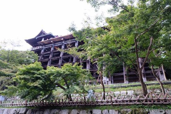 เมื่อมองขึ้นไปที่ระเบียงวัด