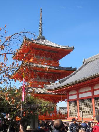 朱塗りの綺麗な建物でした。