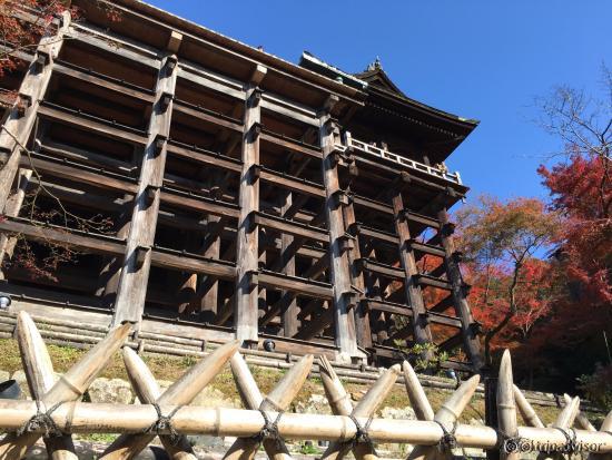 本堂を下から見上げる。素晴らしい光景