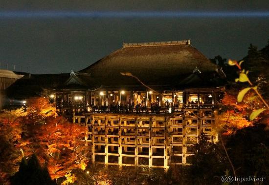 清水の舞台を正面から見たところ