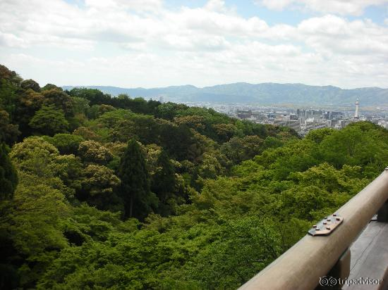 清水寺からの街の景色（京都タワーが見えます）