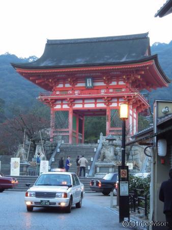 早朝はタクシーで門前まで行けるようだ