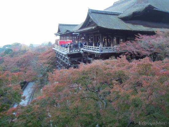 人もまばらな早朝の清水の舞台