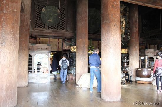 Внутри храма