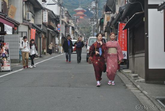 청수사 올라가는 길