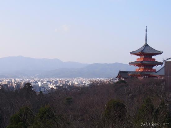 音羽の滝へ至る道から見た、塔と京の街