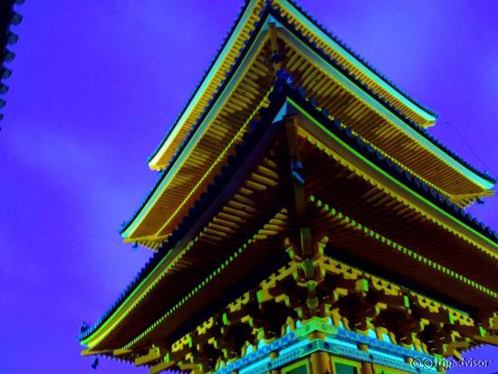 夜の３重の塔が怪しく光っていました。