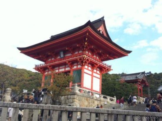 Gerbang pintu masuk ke kuil