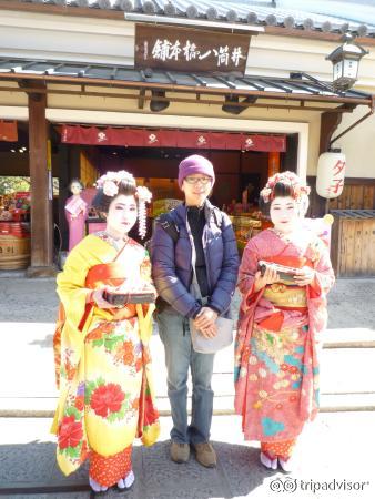 A photo taken with two ladies in Geisha outfie