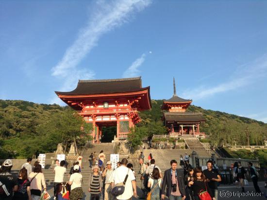 The very beginning of the temple area before having to pay. You can stay at this spot all night 