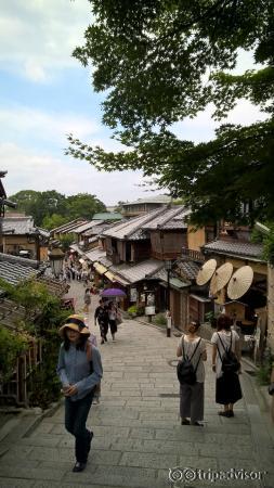 The street I mentioned that starts from the souvenir shopping street descending from the temple.