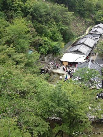 มุงมองจากบนศาลาใหญ่  เห็นน้ำสามสายด้านล่าง