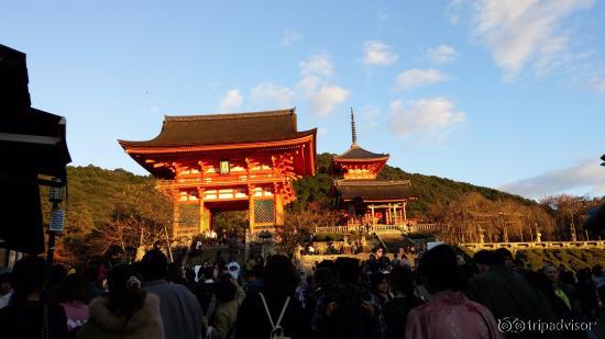 approaching Kiyomizu-dera