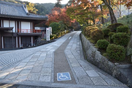 Wheelchair route to Kiyiomizudera Temple