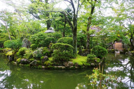 Walking paths, the woods and gardens are wonderful