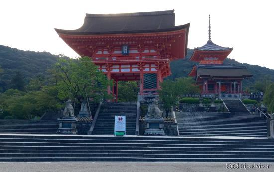 Kiyomizudera before 8 am