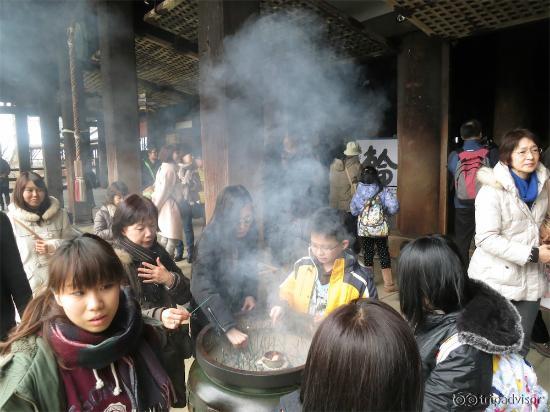 Suasana di dalam kuil tempat untuk berdoa
