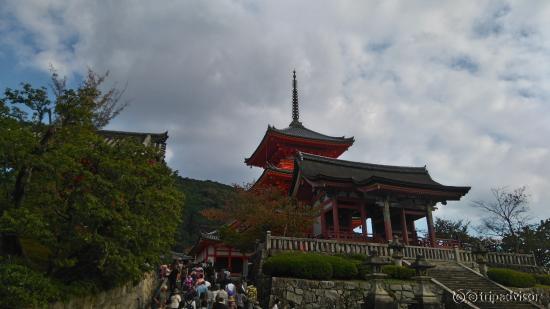 Gerbang utama Kiyomizudera dan mendung yang menggantung