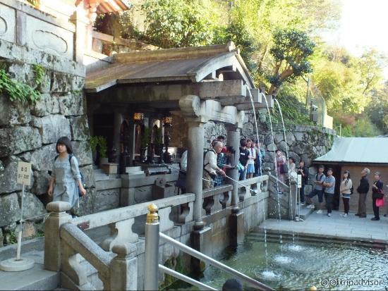 Tempat air suci. Untuk minum air ini, kita harus mengantri lumayan panjang