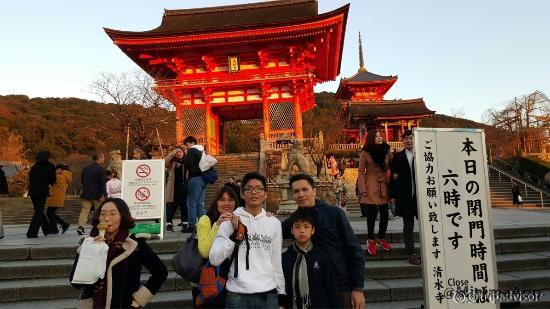 Merahnya kuil itu.....