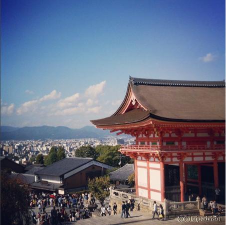 Pemadangan dari Kiyumizudera Temple menatap kota Kyoto