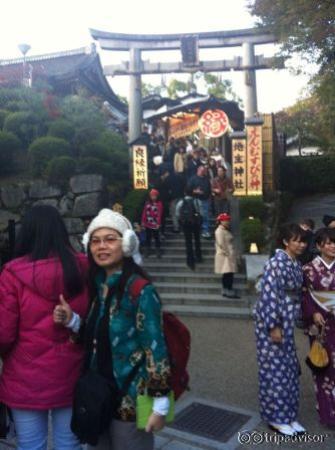pintu masuk ke Jishu Jinja