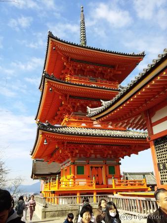 Supposedly, it's built with no metallic support (I could be wrong).