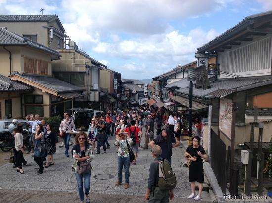 la stradina dei negozi