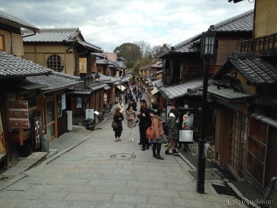 Rue commerçante menant au Kiyomizu-dera