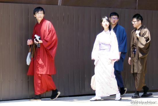 Visitantes vestidos a caráter