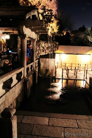 hermosa fuente donde puedes tomar agua