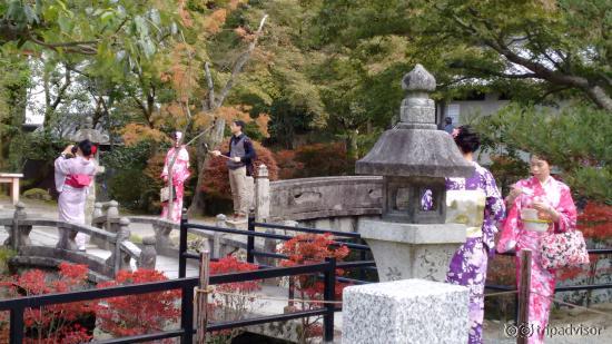 Pessoas em trajes tradicionais em Kiyomizu-dera