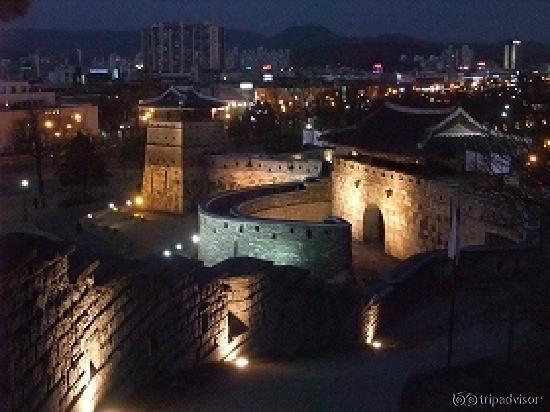 華西門ライトアップ