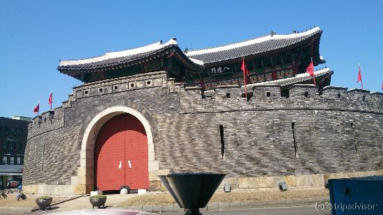 まずはこの門を目指して