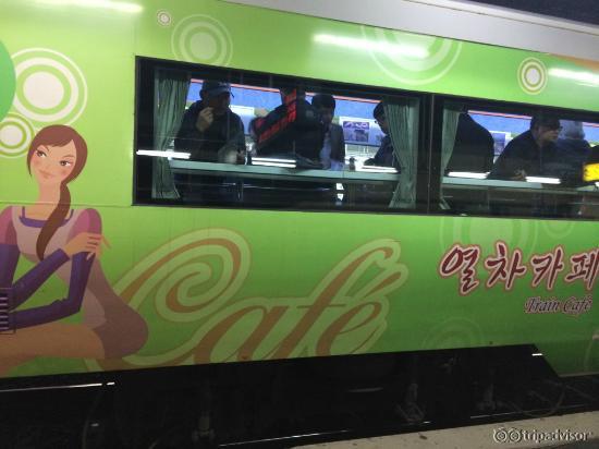 ソウルから水原まで連れていってくれた汽車にカフェが
