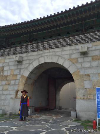 写真を取ろうとすると、不要なピースをするおじさん