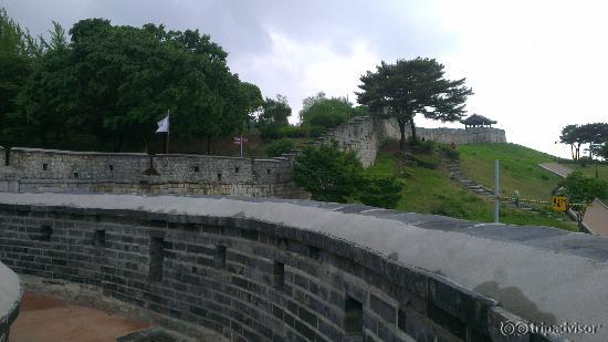 Вид стены крепости Хвасон