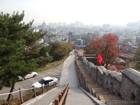 急勾配の坂上からの景色