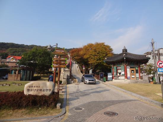 華城の入場券売り場と急坂