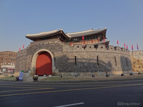 華城観光の起点となる八達門