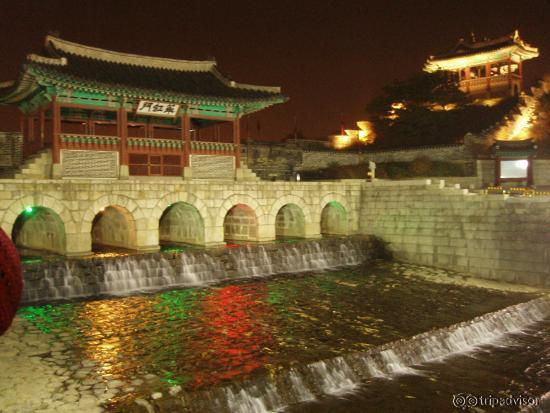 Hwahongmun - most beautiful place on Fortress