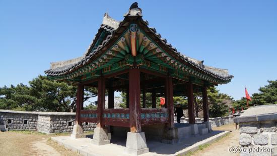 На крепостных воротах