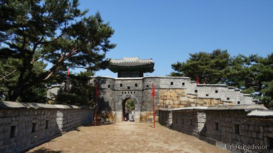 На крепостных воротах