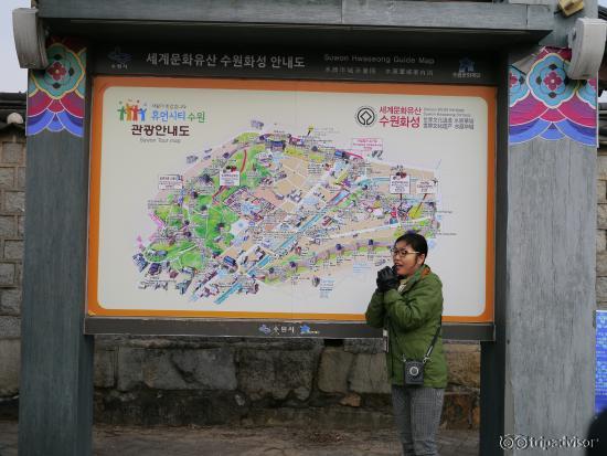 日本語ガイドさんの案内と案内板