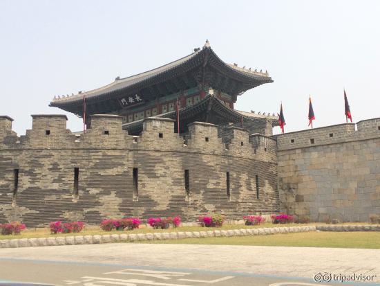 ภาพด้านหน้าของป้อม