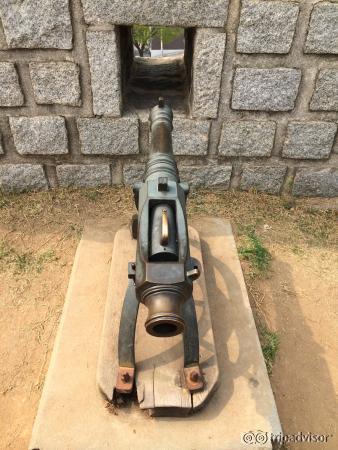 ปืนมีอยู่รอบๆ ป้อม