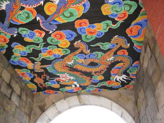 八達門の門内の天井画