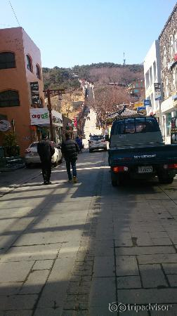 角を曲がるとその先に