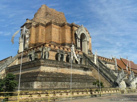 De enige zijde met olifanten. De restauratie draagt niet echt bij tot het authentiek houden van 